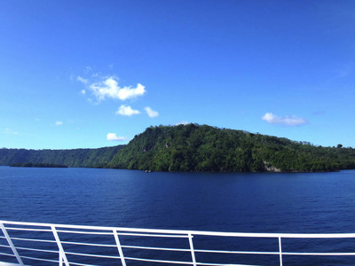 来自巴布亚新几内亚游轮的石榴石岛火山口的场景。