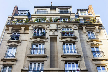 法国巴黎，2017年10月30日，太阳照亮了城市街道和市中心房屋的典型建筑部分。 建筑立面碎片典型的巴黎人
