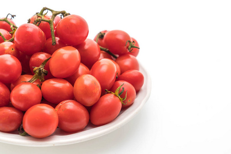 在白色背景上的新鲜樱桃番茄。