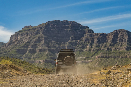 吉普车在巴亚加州风景全景沙漠路与科尔特斯海背景
