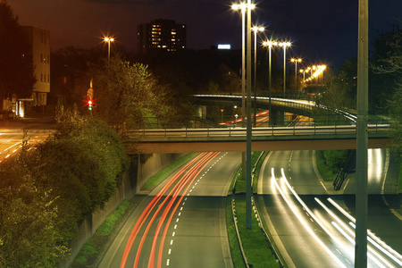 高速公路与城市夜间交通与道路为重点。汽车