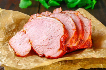 腌 beetroots 和青椒酱在餐厅服务自制猪肉里脊烤烤的猪肉里脊配膊怂