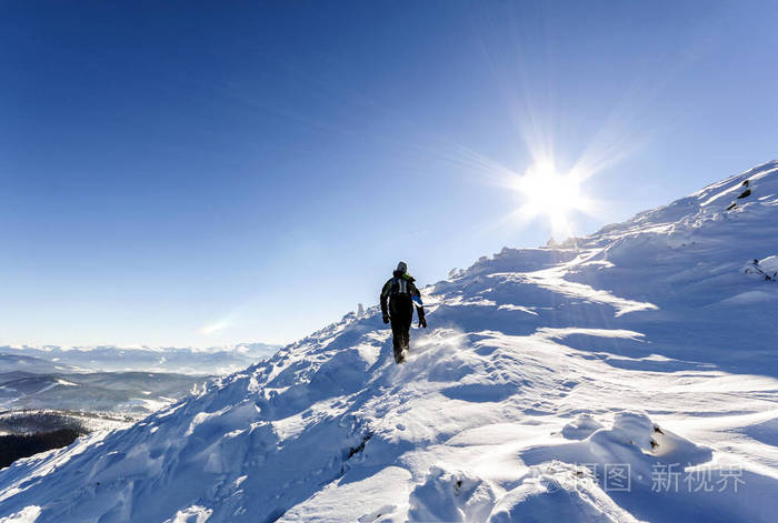一个男性登山者在冰川上走上坡登山者反应