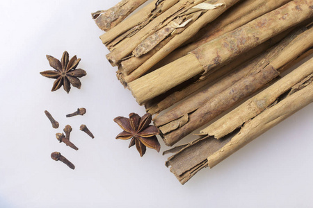 肉桂, 丁香和白角上的白色背景.从上面看照片