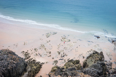 Rhossili, 威尔士海岸小道上的岩石海岸边