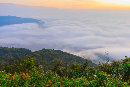 日出时间和泰国福鲁埃国家公园周围的雾