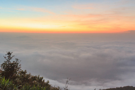 日出时间和泰国福鲁埃国家公园周围的雾