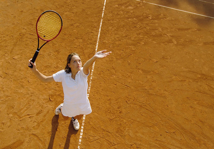 十几岁的女孩打网球