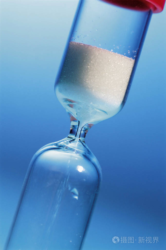 在蓝色背景上合上沙漏