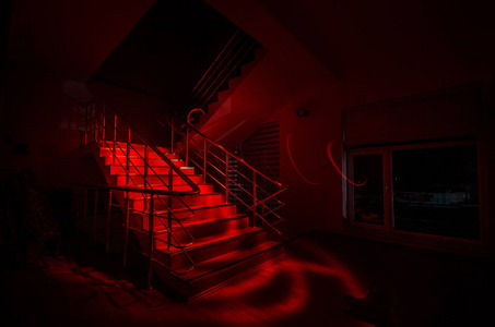 神秘的剪影鬼人与光在楼梯上, 恐怖场景可怕的鬼诡异的灯光