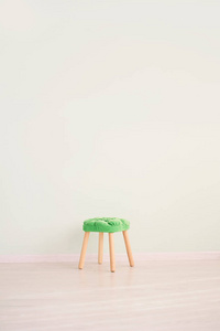 明亮的房间绿色椅子。 这幅画可以作为一个代表招聘职位。