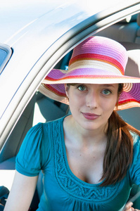 戴着五颜六色帽子的女人坐在车里