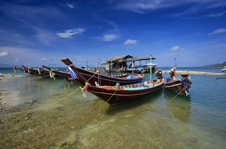 泰国Koh PhanganPhangan岛当地的木制渔船在岸上