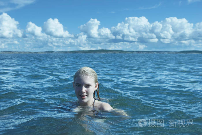 年轻女子在海里游泳