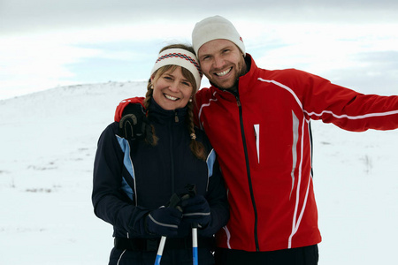 情侣拥抱在雪山上图片