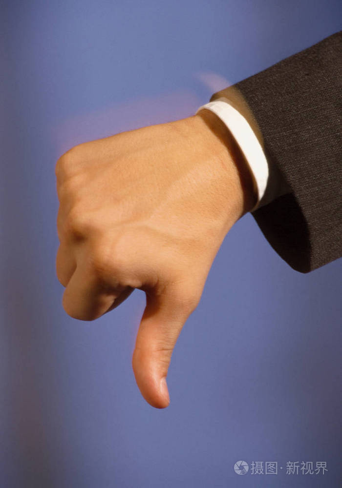 竖起大拇指向下