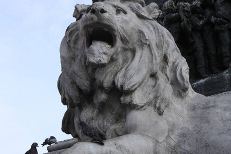 狮子符号在维多利亚国王伊曼纽尔二世纪念碑在大教堂广场或广场德尔多莫在意大利。 米兰意大利。