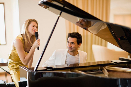 情侣唱歌弹钢琴
