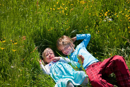 孩子们躺在花田里