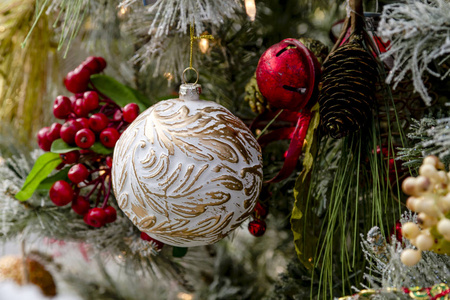 圣诞装饰品挂在树上