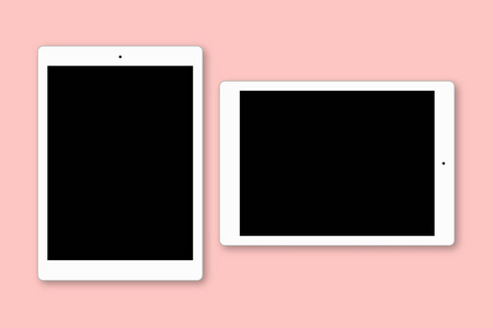 现代科技理念。两个小工具与黑拷贝屏幕在粉红色背景隔绝了。平面布局上的电子设备。平板电脑的孤立镜头