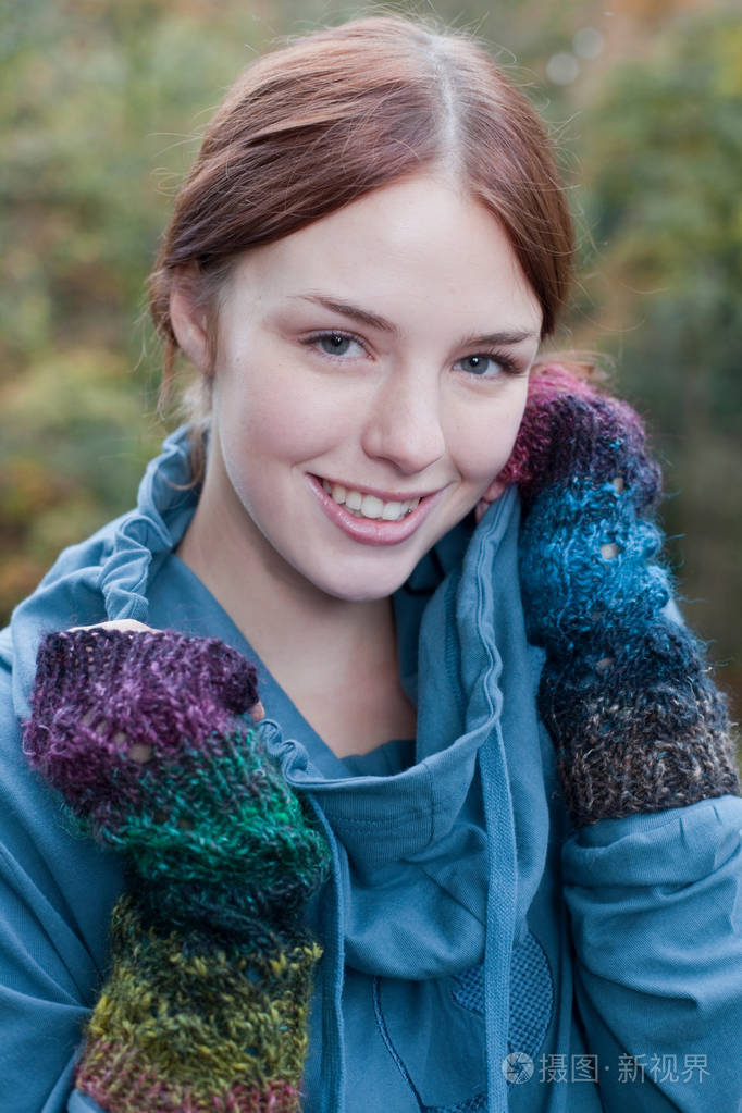 年轻的微笑迷人的高加索女人的肖像