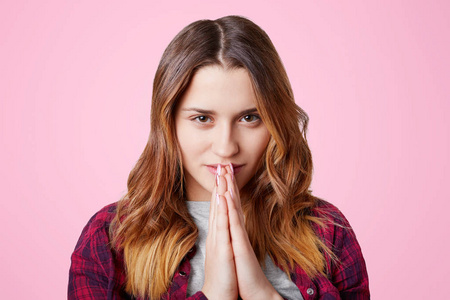 俏丽的年轻女性崇拜为大成功, 享受平静的气氛照片