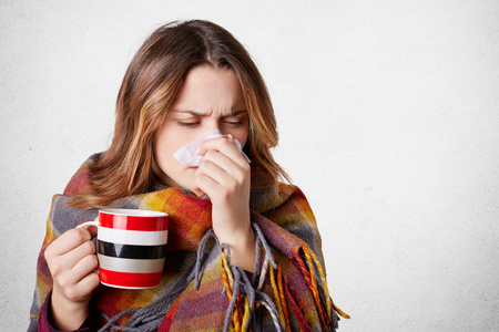 打喷嚏的女性照片