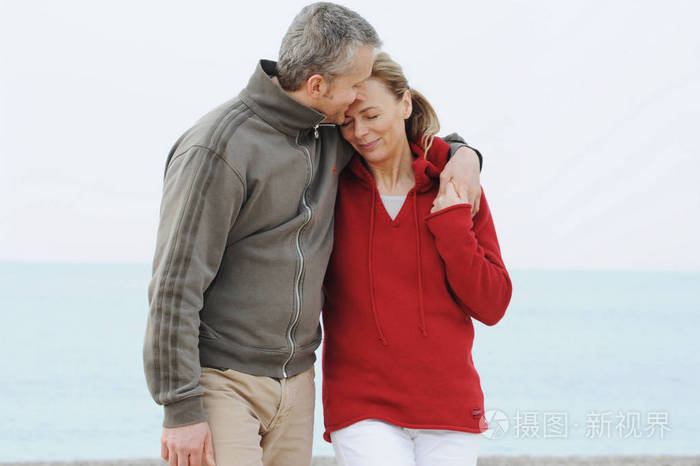 两个人在海滩上拥抱