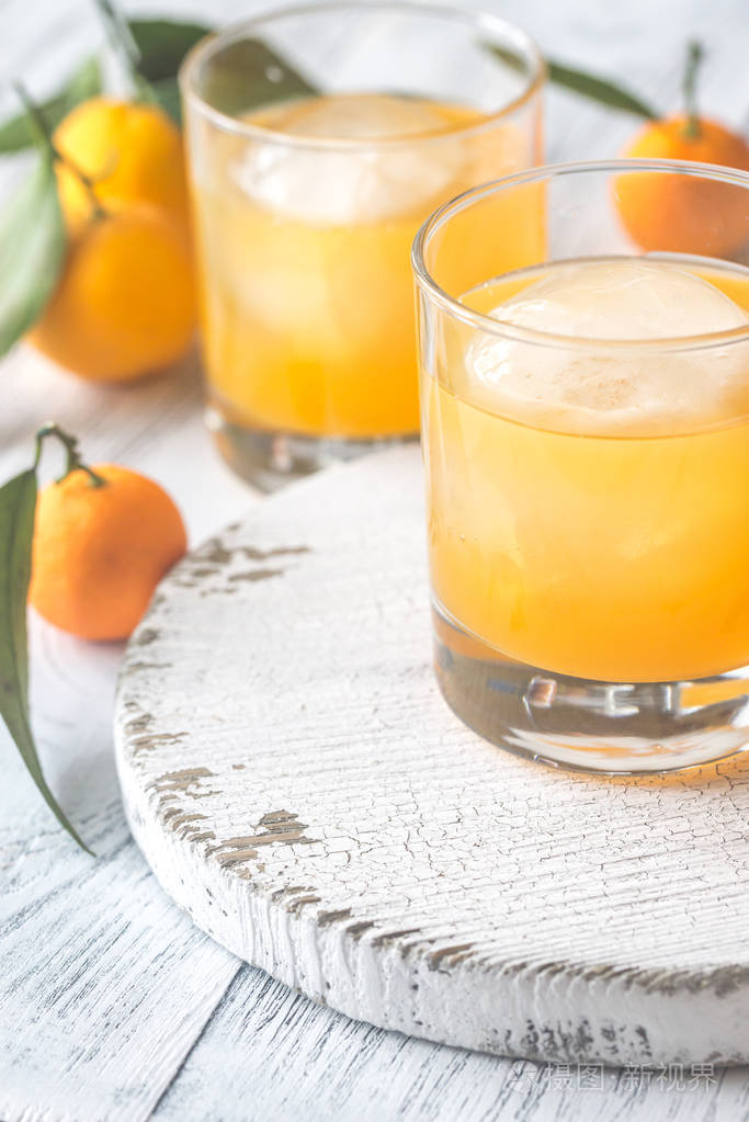 两杯橙汁