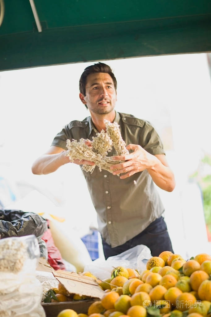 在市场上卖水果的人