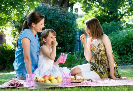 野餐的快乐母亲和女儿