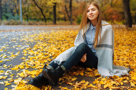 一个美丽, 甜美, 开朗的女孩, 谁在秋季漫步公园的肖像