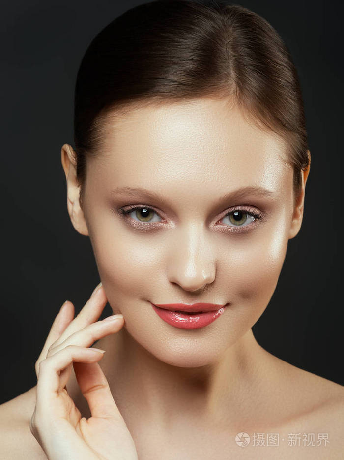 美女脸上的肖像.美丽的 spa 模型女孩与完美的清新干净的皮肤.