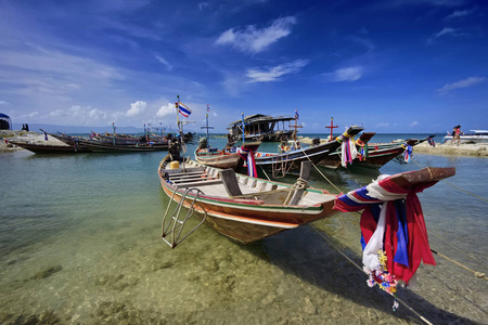 泰国Koh PhanganPhangan岛当地的木制渔船在岸上