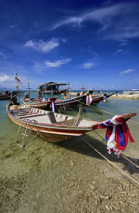 泰国Koh PhanganPhangan岛当地的木制渔船在岸上