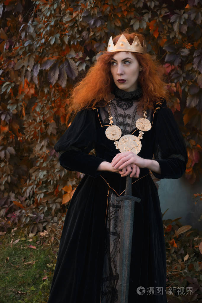 中世纪女王手里拿着剑