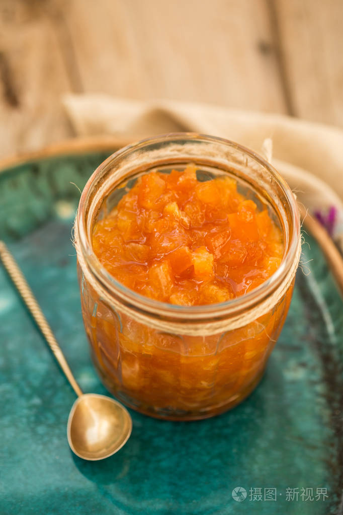 橘子果酱在玻璃碗里