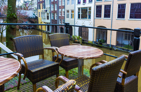 冬季乌得勒支市最著名的运河和路堤。 对城市景观和传统荷兰建筑的总体看法。