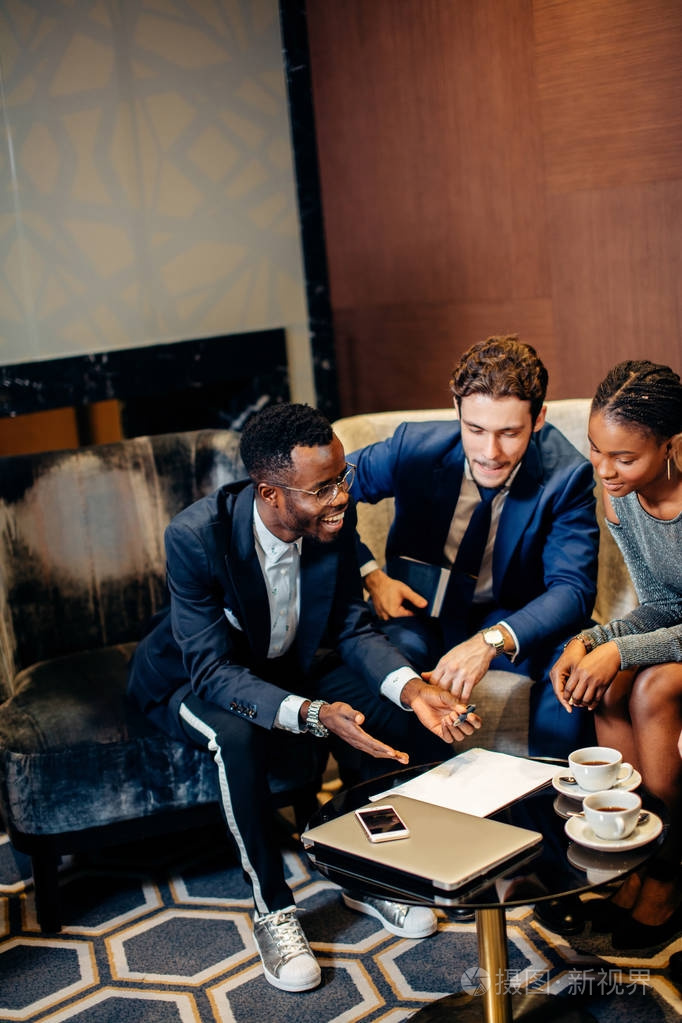 非洲和高加索企业家小组在办公室开会