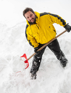 成年男子在大雪中嬉戏