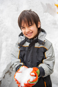 男孩在大雪中玩耍