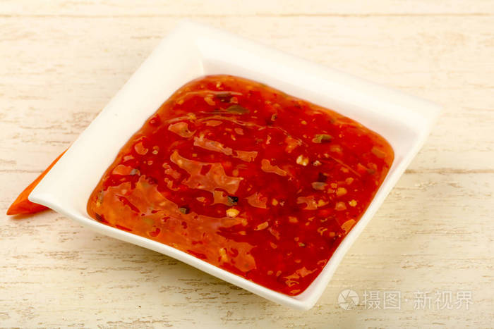 碗里的糖醋酱在木制背景上