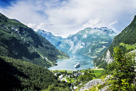 美丽的山景。 格朗格峡湾挪威