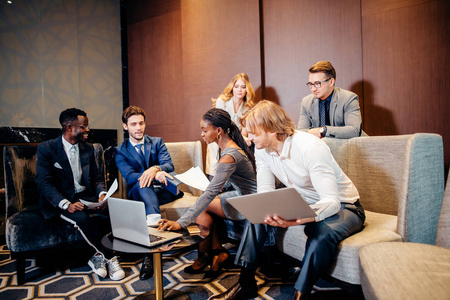 商务小组会议在现代办公室头脑风暴, 工作在膝上型电脑