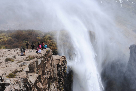 智利圣地亚哥的反向瀑布