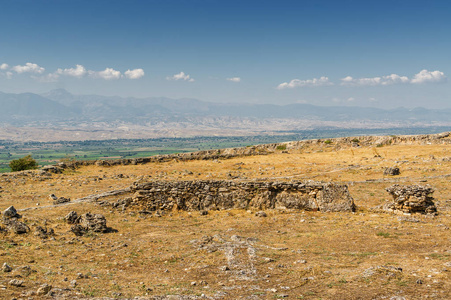 土耳其 Denizli 省棉花附近古赫拉波利斯遗址的阳光景观