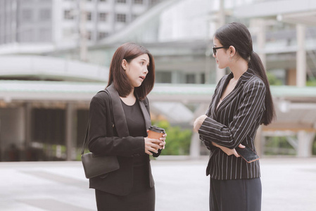 年轻一代的业务团队没有共同工作的概念。 年轻的商业实习生亚洲女人与她的亚洲女经理激烈的争吵和争论。 中弹。