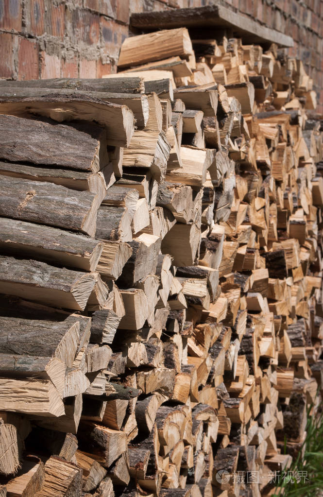 在一堆干切碎木柴的背景日志