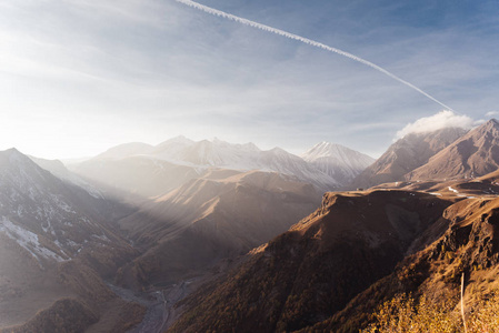 晴朗晴天背景下的高山雪山图片